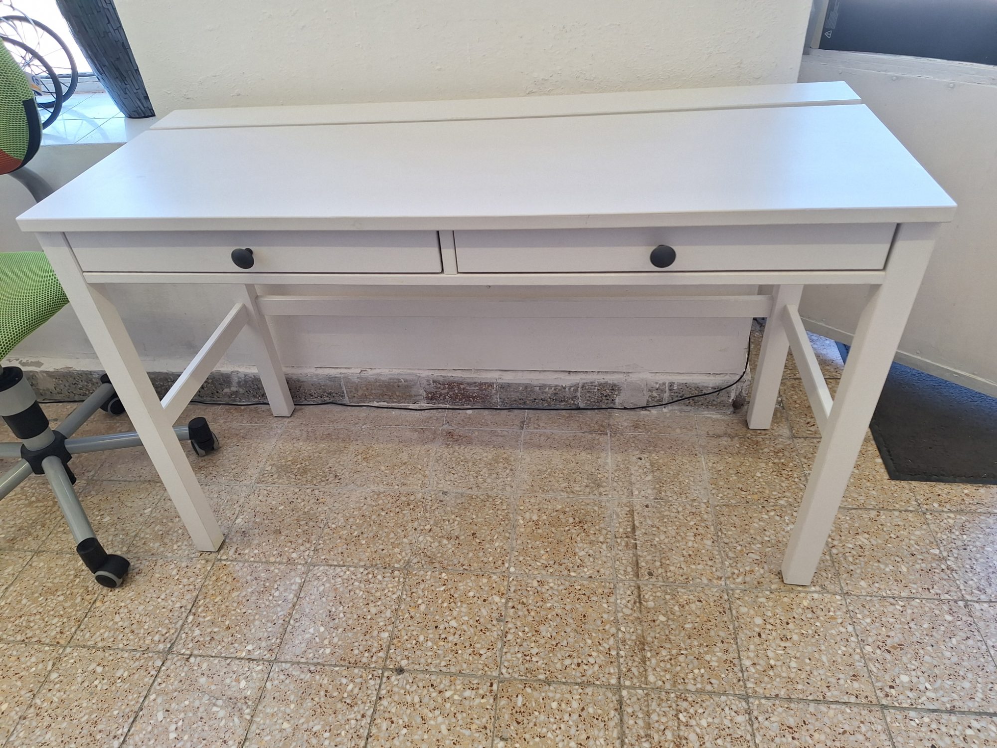 Ikeás Hemnes íróasztal 2 fiókos fehérre pácolt a letenyei Bútorsarok kínálatában