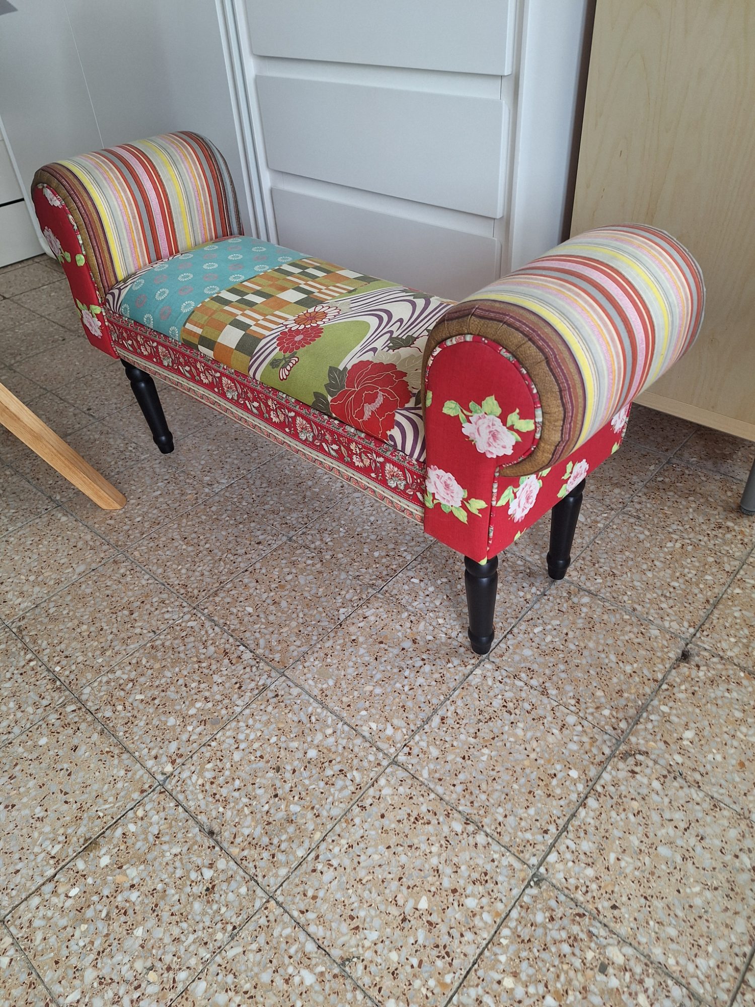 Patchwork stílusú vagány kis pad / ülőke a letenyei Bútorsarok kínálatában