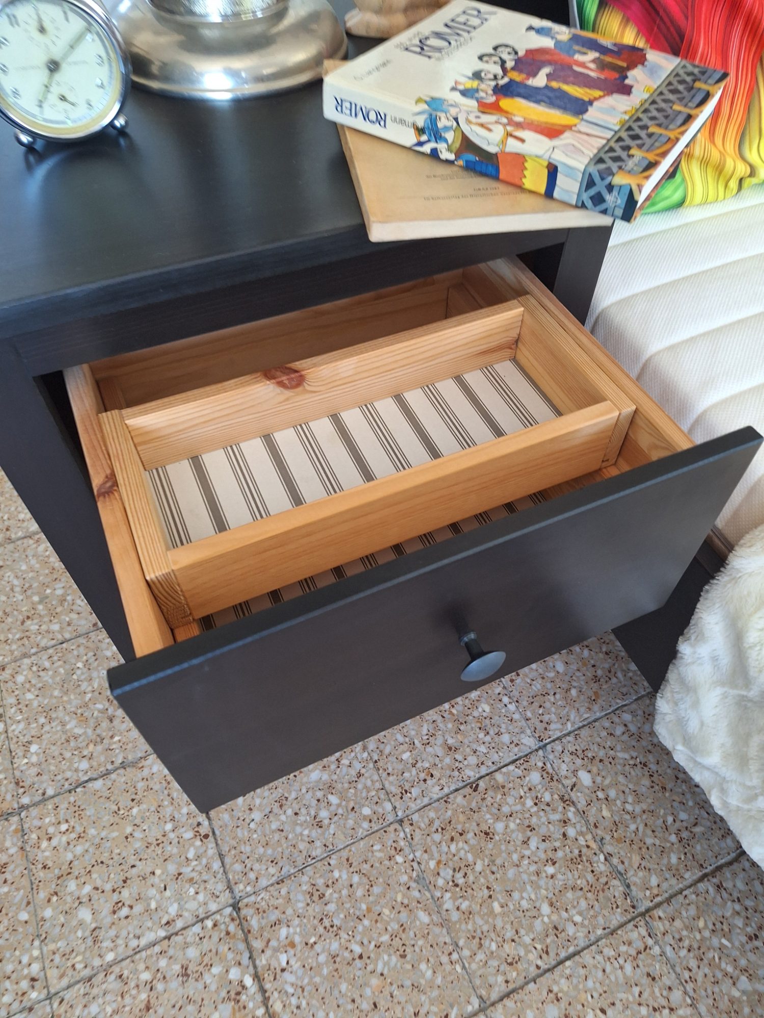 Ikeás Hemnes 2 fiókos éjjeli szekrény szett feketére pácolt – 4. nézet